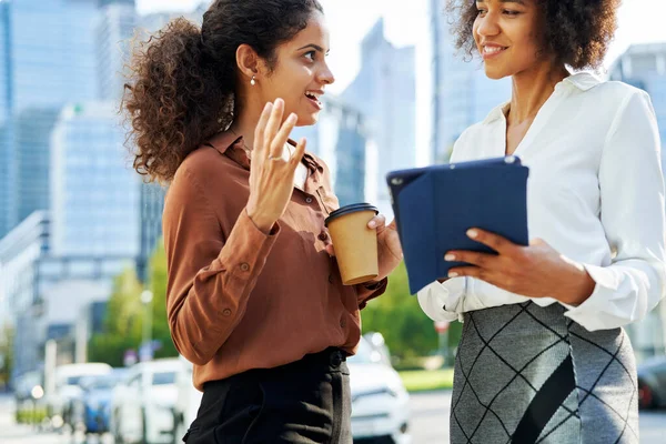 Dos Empresarias Discutiendo Con Tableta Digital Ciudad —  Fotos de Stock