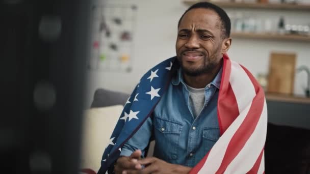 Vídeo Hombre Extremadamente Insatisfecho Viendo Televisión Las Elecciones Estados Unidos — Vídeo de stock