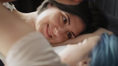 Lezbiyen çiftin videosunu kapatınca saçı düzeliyor. 8K 'da kırmızı helyum kamerayla çekildi..