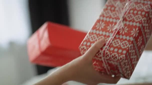 追踪女同志夫妇互相赠送圣诞礼物的视频 用8K的红色氦相机拍摄 — 图库视频影像