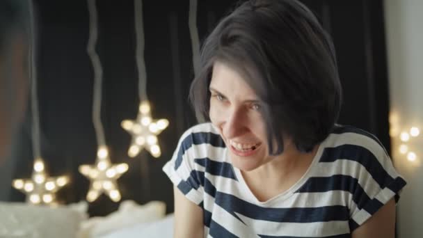 Video Där Lyckliga Lesbiska Par Ger Varandra Julklappar Skjuten Med — Stockvideo