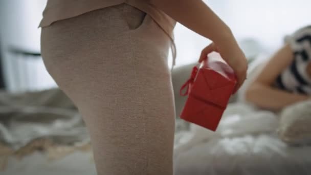Noel Hediyesiyle Uyanan Bir Kadının Videosu Kırmızı Helyum Kamerayla Çekildi — Stok video