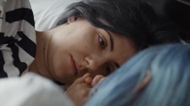 Yatakta yatan delicesine aşık lezbiyen çiftin videosunu kapat. 8K 'da kırmızı helyum kamerayla çekildi..