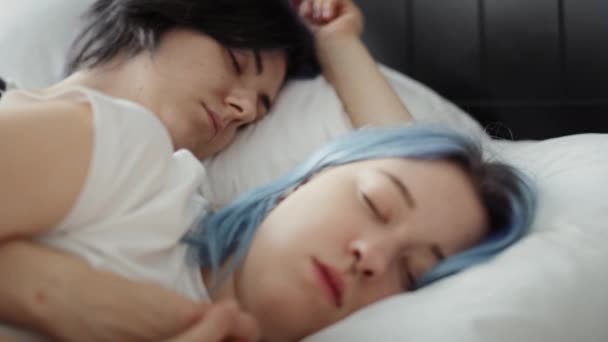 Lezbiyen Çiftin Yatakta Yattığı Videoyu Büyüt Kırmızı Helyum Kamerayla Çekildi — Stok video