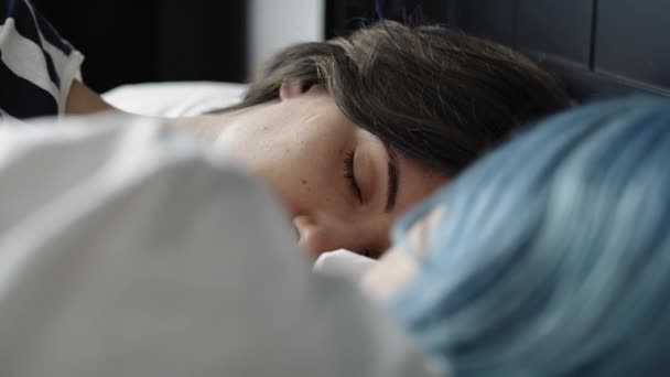 亲密视频中的女同性恋夫妇睡在床上 用8K的红色氦相机拍摄 — 图库视频影像