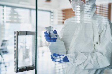 Ofisin yüzeyindeki dezenfekte spreyini kapat.                               