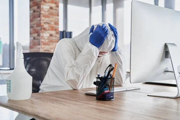 Persona Stanca Lavorare Uniforme Proteggere Contro Virus — Foto Stock