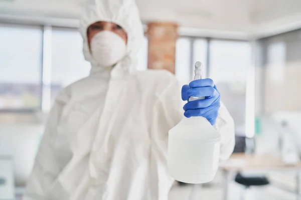 Técnico Sosteniendo Desinfectante Spray Delante Cámara — Foto de Stock
