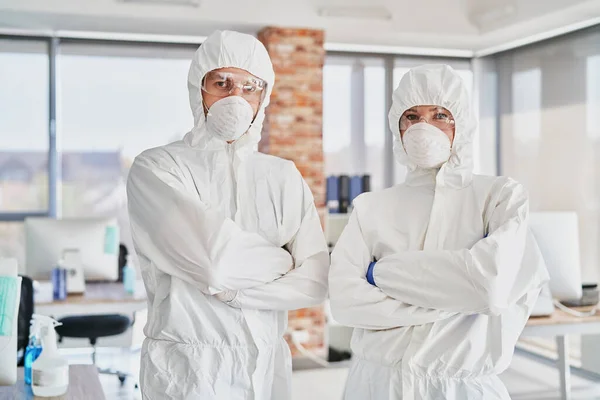 Retrato Dois Técnicos Vestuário Trabalho Proteção Escritório — Fotografia de Stock