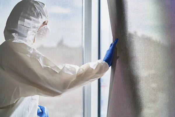 Primer Plano Persona Uniforme Mirando Por Ventana —  Fotos de Stock