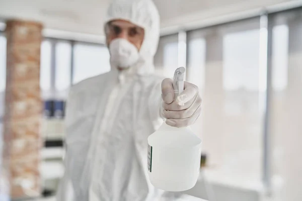 Hombre Sosteniendo Desinfectante Spray Delante Cámara —  Fotos de Stock