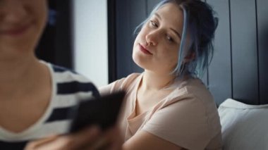 Kızın kız arkadaşına kıskançlıkla baktığı videoyu kapat. 8K 'da kırmızı helyum kamerayla çekildi..