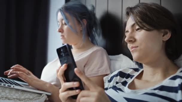 Video Lesbiska Par Sängen Med Laptop Och Telefon Skjuten Med — Stockvideo