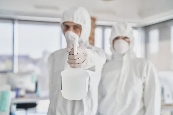 Dos Técnicos Que Sostienen Desinfectante Aerosol Delante Cámara —  Fotos de Stock