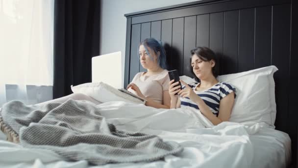 Φορητό Βίντεο Γυναίκες Περνούν Πρωινό Τους Στο Κρεβάτι Την Τεχνολογία — Αρχείο Βίντεο
