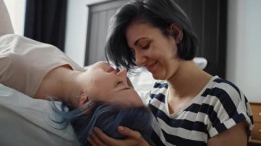 Sevecen lezbiyenin kız arkadaşını alnından öptüğü bir video. 8K 'da kırmızı helyum kamerayla çekildi..