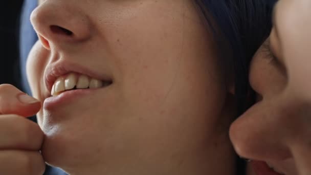 Detail Video Jari Intim Menyentuh Bibir Ditembak Dengan Kamera Red — Stok Video
