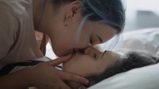 Κλείσε Βίντεο Λεσβιακά Ζευγάρια Φιλιούνται Στο Κρεβάτι Πυροβολήθηκε Κόκκινη Κάμερα — Αρχείο Βίντεο