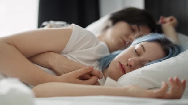 Lezbiyen Çiftin Yatakta Yatarken Çekilmiş Bir Video Kırmızı Helyum Kamerayla — Stok video