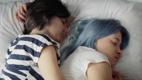 Najlepszy Film Parą Lesbijek Śpiących Łóżku Nakręcony Aparatem Hel Red — Wideo stockowe