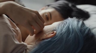 Elin yanağı okşadığı videoyu kapat. 8K 'da kırmızı helyum kamerayla çekildi..