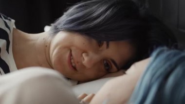 Sabah lezbiyen çiftin konuştuğu videoyu büyüt. 8K 'da kırmızı helyum kamerayla çekildi.. 