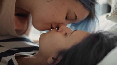 Lezbiyen çiftin yatakta öpüştüğü videoyu kapat. 8K 'da kırmızı helyum kamerayla çekildi.