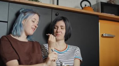 Mutfakta dondurma yiyen kadınların videosu. 8K 'da kırmızı helyum kamerayla çekildi..