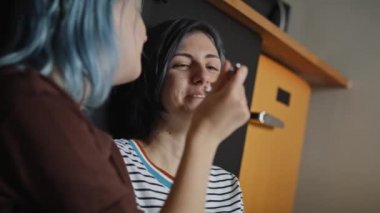 Alt manzara, dondurma yiyen mutlu kadınların videosu. 8K 'da kırmızı helyum kamerayla çekildi..