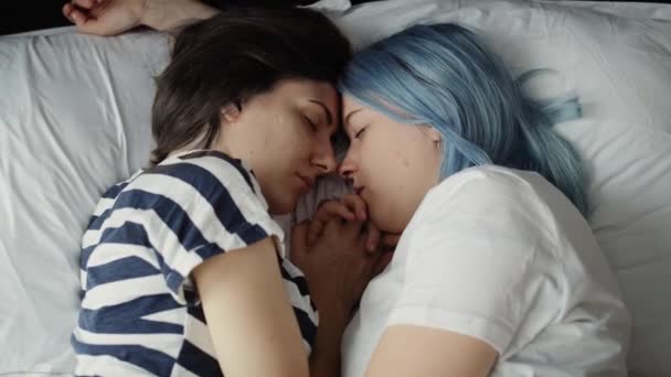 Primer Vídeo Una Pareja Lesbianas Durmiendo Cama Fotografía Con Cámara — Vídeos de Stock