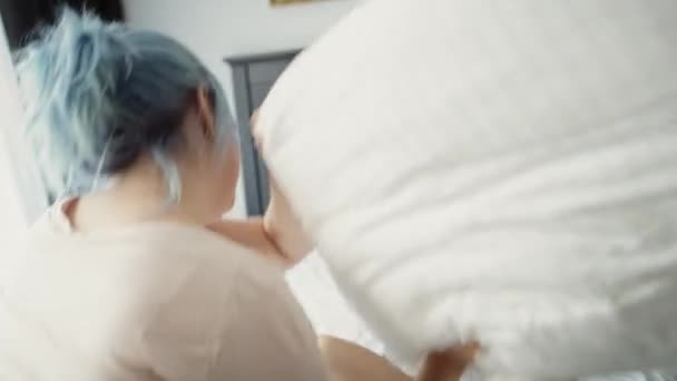 Melacak Video Pasangan Lesbian Bersenang Senang Selama Pertarungan Bantal Ditembak — Stok Video