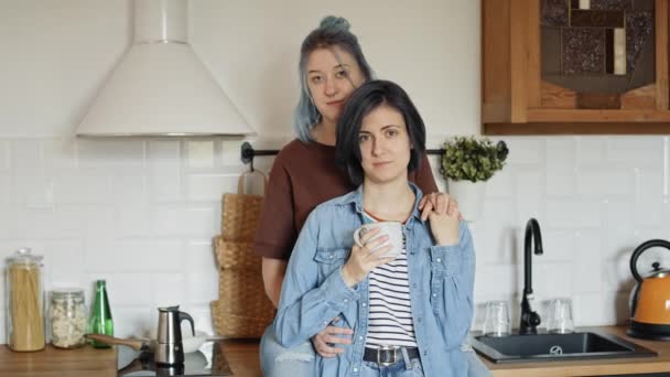 Vídeo Retrato Casal Lésbico Cozinha Tiro Com Câmera Hélio Vermelho — Vídeo de Stock