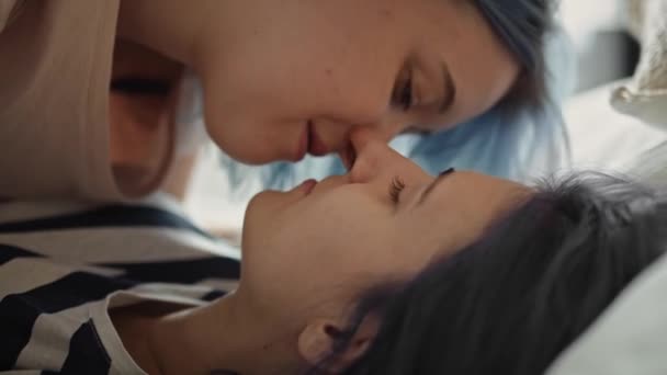Close Vídeo Casal Lésbico Intimamente Beijando Cama Tiro Com Câmera — Vídeo de Stock