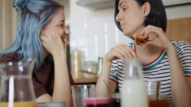 Vídeo Portátil Mujeres Hablando Entre Durante Desayuno Fotografía Con Cámara — Vídeos de Stock