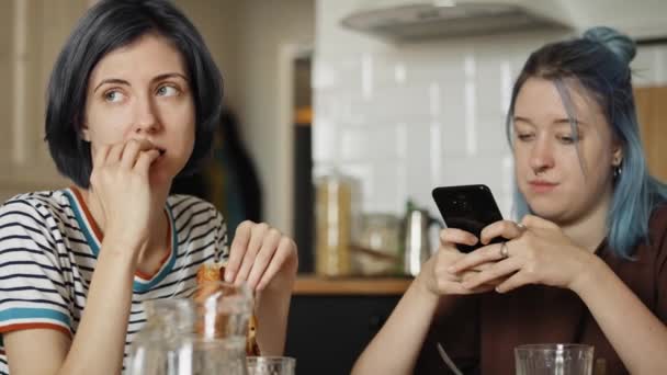 Vídeo Portátil Lésbicas Ofendidas Durante Café Manhã Tiro Com Câmera — Vídeo de Stock