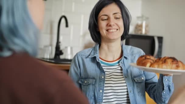 Vídeo Portátil Mulheres Felizes Durante Café Manhã Tiro Com Câmera — Vídeo de Stock