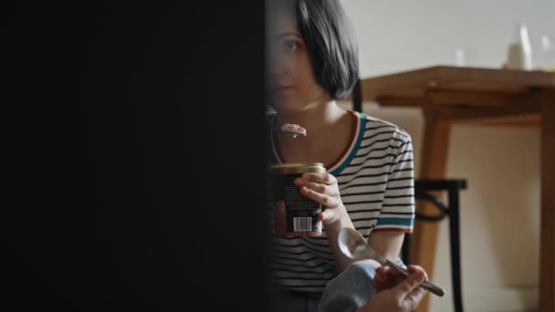Sevgilisini Dondurmayla Besleyen Kadının Videosunu Izliyorum Kırmızı Helyum Kamerayla Çekildi — Stok video