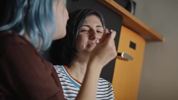 Parte Inferior Ver Video Las Mujeres Felices Comiendo Helado Fotografía — Vídeos de Stock