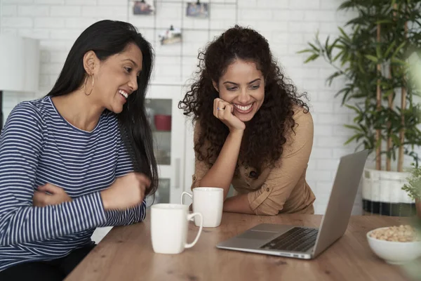 Lächeln Zwei Frauen Während Einer Videokonferenz Hause — Stockfoto