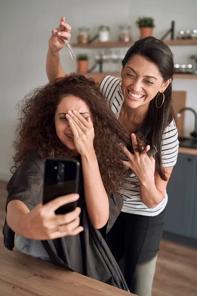 Счастливые Женщины Делают Смешное Селфи Пока Стригут Волосы — стоковое фото