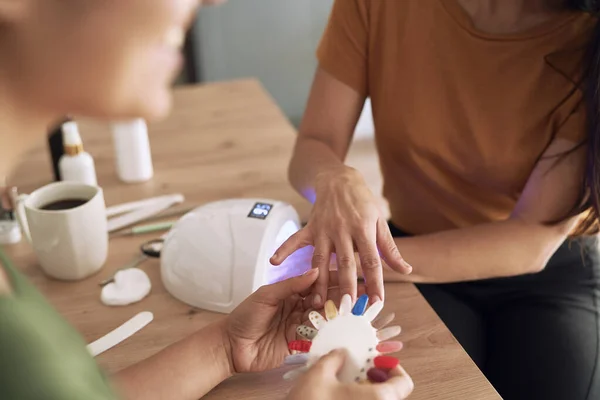 Primer Plano Las Mujeres Mujeres Que Eligen Color Uñas — Foto de Stock