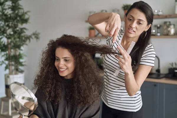 Glückliche Frauen Beim Haareschneiden Hause — Stockfoto