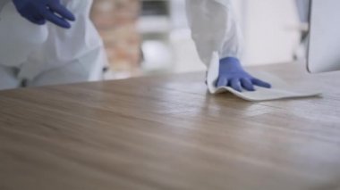 Ofisin yüzeyine dezenfeksiyon püskürtme videosu. 8K 'da kırmızı helyum kamerayla çekildi..