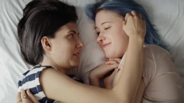 Lezbiyen çiftin yataktaki en iyi görüntüsü. 8K 'da kırmızı helyum kamerayla çekildi..