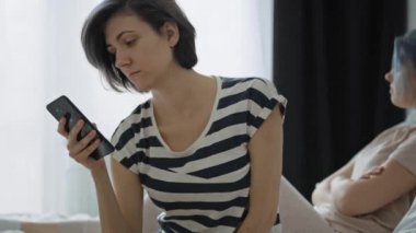 Lezbiyen çift ilişkilerinde çatışma videosu. 8K 'da kırmızı helyum kamerayla çekildi..