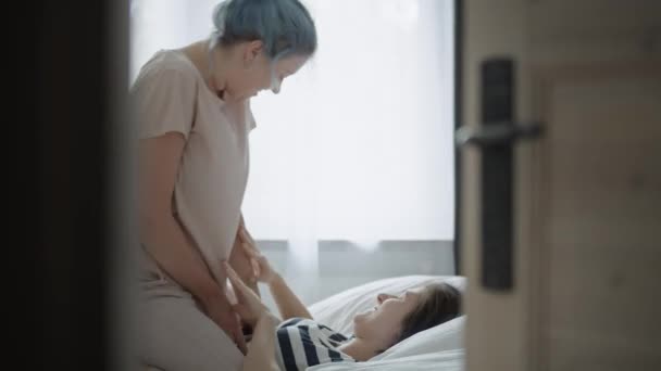 Video Von Lesbischem Paar Das Schlafzimmer Herumgoogelt Aufnahme Mit Roter — Stockvideo