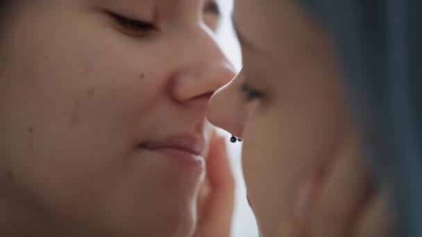 Close Vídeo Casal Lésbico Beijando Intimamente Tiro Com Câmera Hélio — Vídeo de Stock