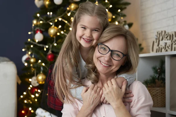 Retrato Feliz Abuela Nieta Abrazando Tiempo Navidad —  Fotos de Stock