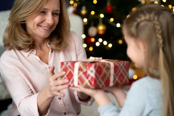 Close Van Kleine Meisje Het Geven Van Een Kerstcadeau Aan — Stockfoto