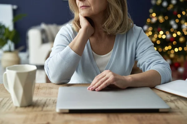 Starší Žena Sedí Stolu Notebookem Době Vánoc — Stock fotografie